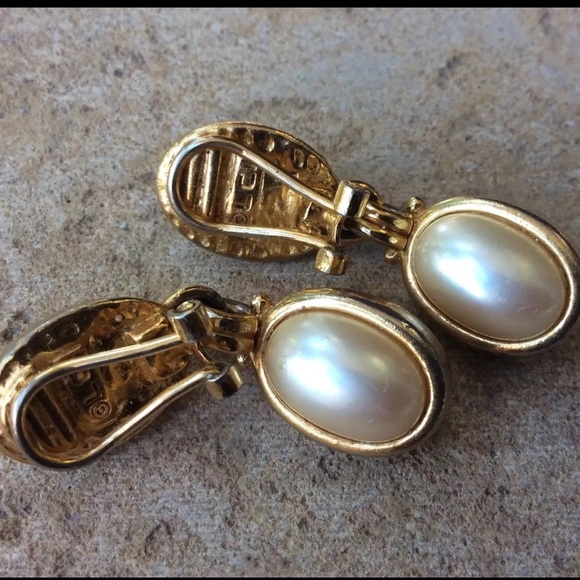 Vintage Liz Claiborne Simulated Pearl & Gold Tone Dangle Clip On Earrings - Picture 4 of 5